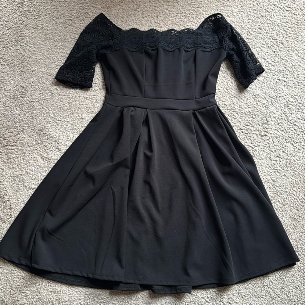 OFF THE SHOULDER LACE SLEVE DRESS.